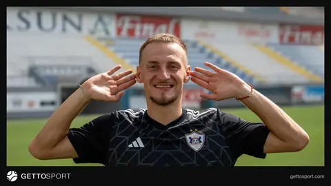 Aleksey Kaşuk Qarabağ forması ilə top üzərində