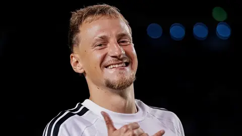 Aleksey Kaşuk Qarabağ forması ilə topa baxır