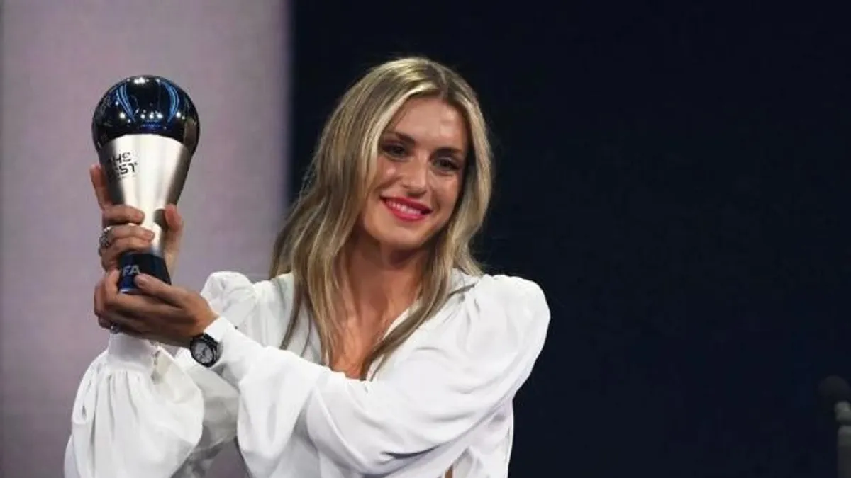 Aleksia Putelyas trofiya ilə podiumda
