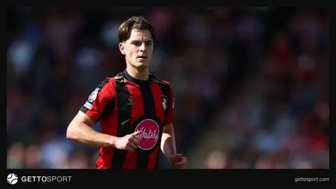Alex Scott Bournemouth formasıyla top sürerken