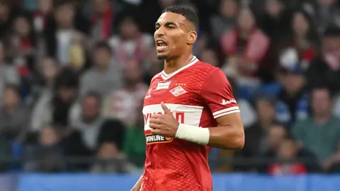 Spartak Moskova formasıyla Alexander Djiku röportaj verirken
