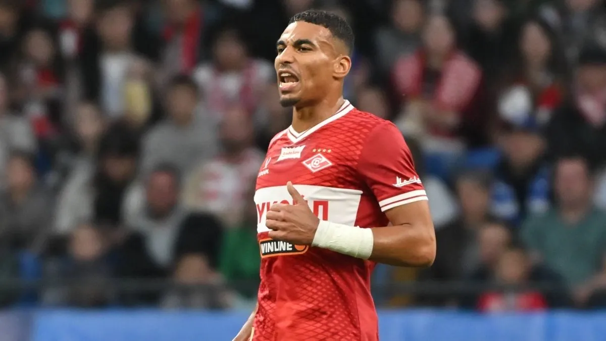 Spartak Moskova formasıyla Alexander Djiku röportaj verirken