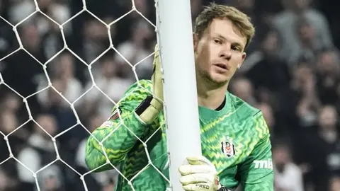 Beşiktaş kalecisi Alexander Nübel maç sonrası basın açıklaması yaparken
