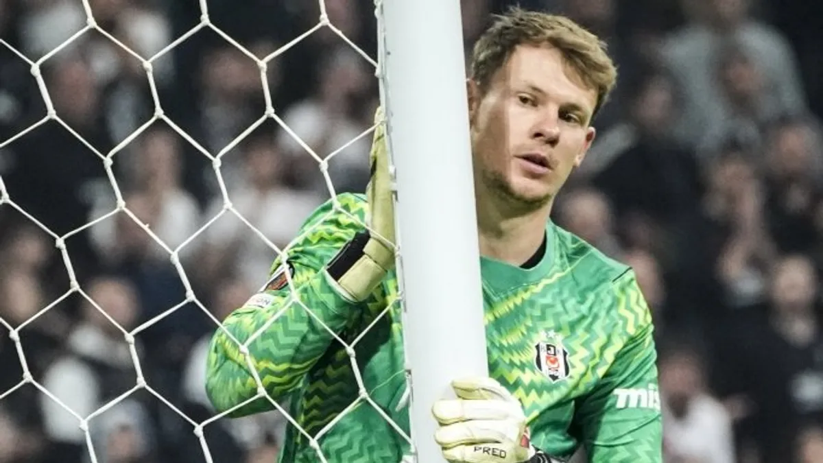 Beşiktaş kalecisi Alexander Nübel maç sonrası basın açıklaması yaparken