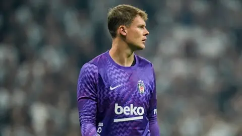 Alexander Nübel Beşiktaş formasında kurtarış yaparken