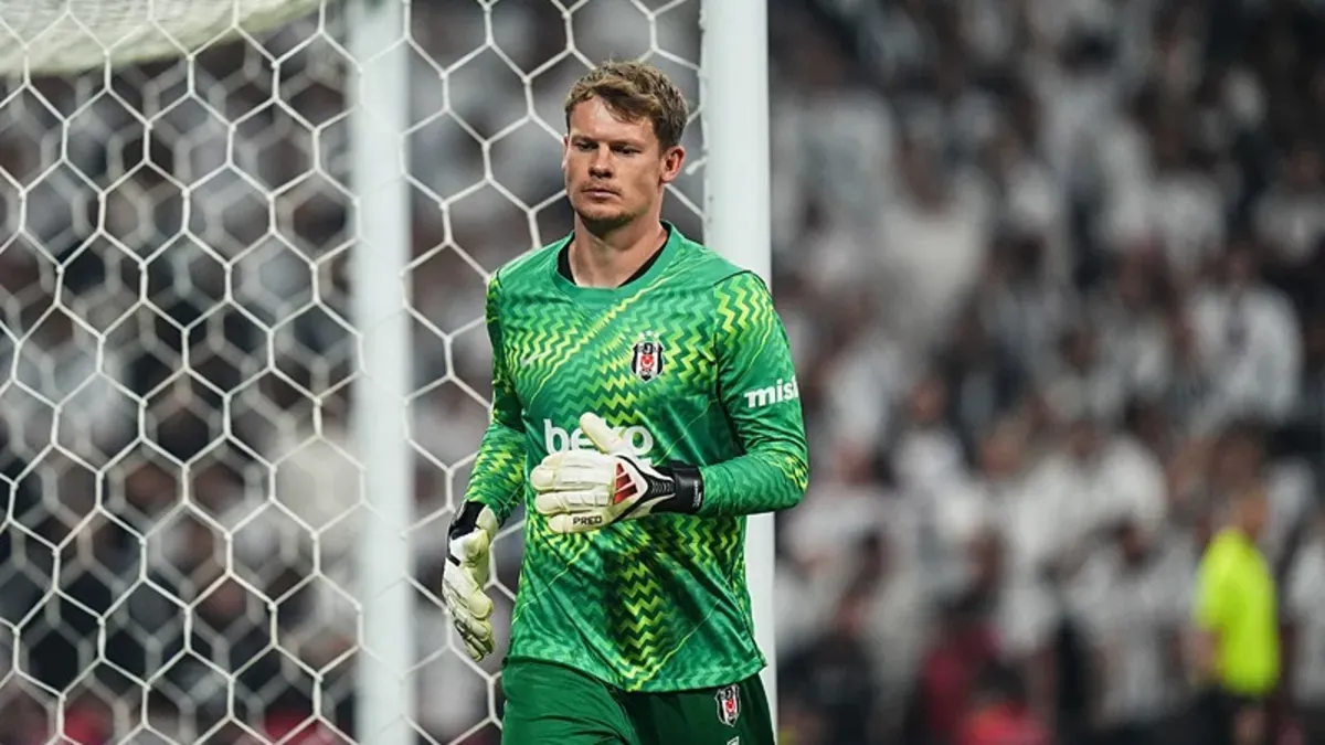 Alexander Nübel maçta kurtarış yaparken