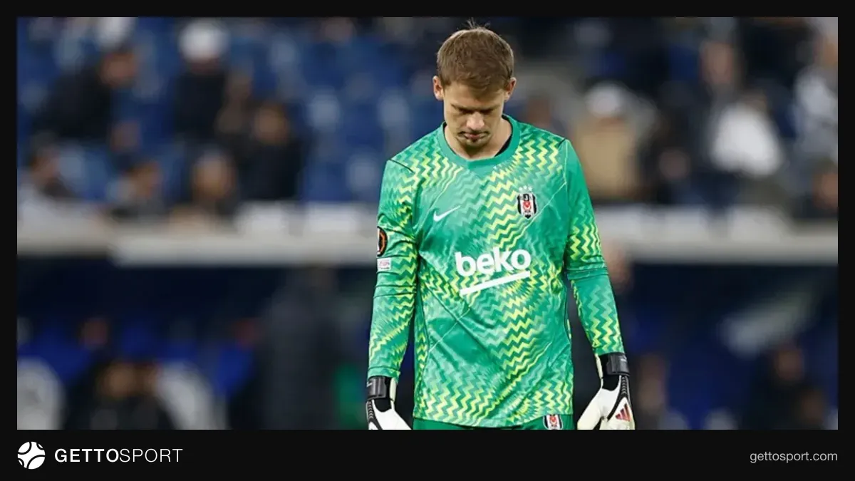 Alexander Nübel topu kurtarıyor, Beşiktaş kalecisi maçtan bir görüntü
