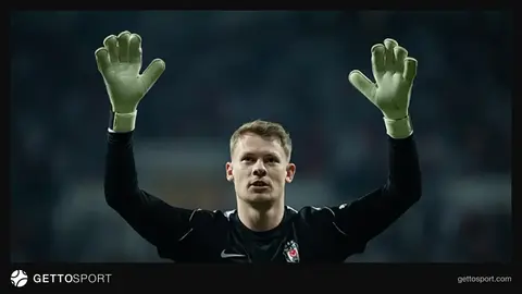 Beşiktaş kalecisi Alexander Nübel antrenman sırasında mikrofonlara konuşuyor