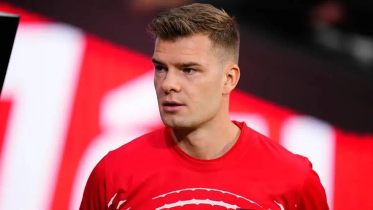 Alexander Sörloth formasını giymiş halde saha kenarında düşünceli görüntü