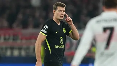 Alexander Sörloth Atletico Madrid formasıyla sahada yürürken