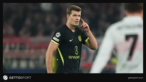 Alexander Sörloth Atletico Madrid formasıyla sahada yürürken