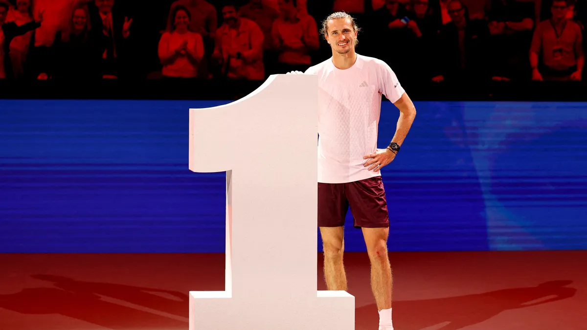 Alexander Zverev kortta sevinç yaşarken servis atışı anı