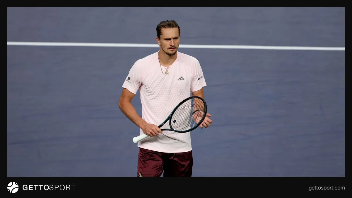 Alexander Zverev file önünde maç anında vururken