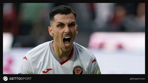 Alexandros Kyziridis maç sırasında top sürerken