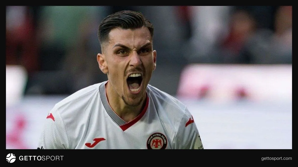 Alexandros Kyziridis maç sırasında top sürerken