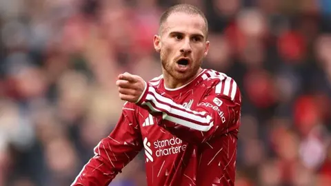 Alexis Mac Allister Liverpool formasıyla maç sırasında
