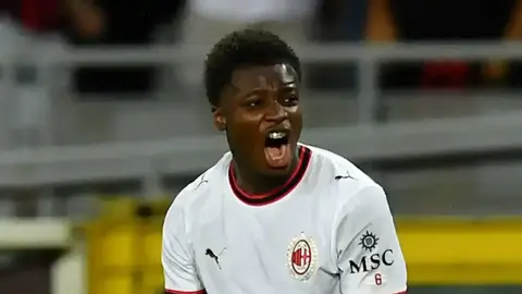 Alfaco Sisse Milan forması ilə qələbə qeyd edir