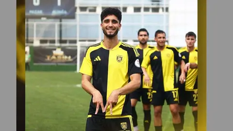 Aliağa FK oyuncuları galibiyeti kutluyor, E. Gedikli öne çıkan futbolcu