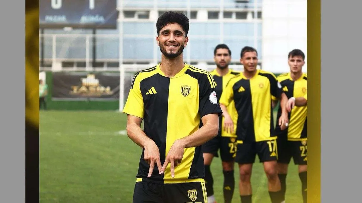 Aliağa FK oyuncuları galibiyeti kutluyor, E. Gedikli öne çıkan futbolcu