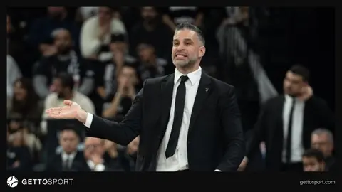 Beşiktaş basketbol takımı maç sırasında oyuncular ve Alimpijevic konuşuyor