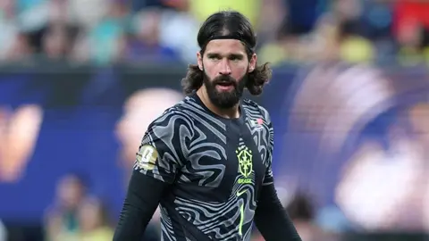 Alisson Beker qapıda topu müdafiə edir