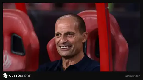 Alleqri mətbuat konfransında Napoli formasının fonunda danışır