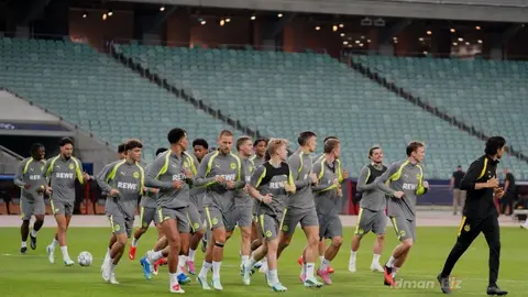 Dortmund və Bremen komandalarının futbolçuları oyun öncəsi hazırlıqda