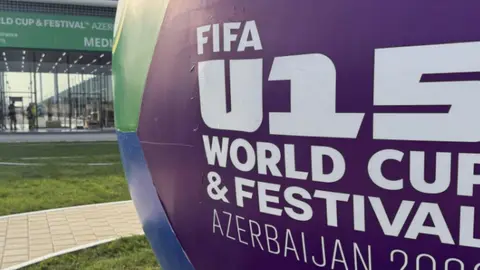 U-15 dünya çempionatı üçün meydançada məşq edən gənc futbolçular