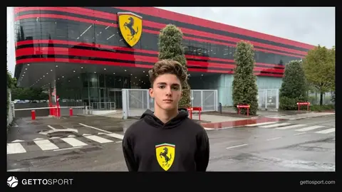 Alp Aksoy yarış kombinezonunda və Ferrari loqosu
