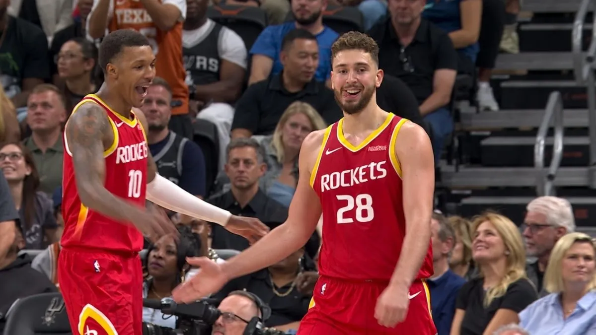 Alperen Şengün maç sırasında top sürerken Houston formasıyla