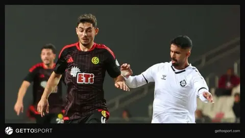 Altay oyuncuları maç sırasında sahada mücadele ederken