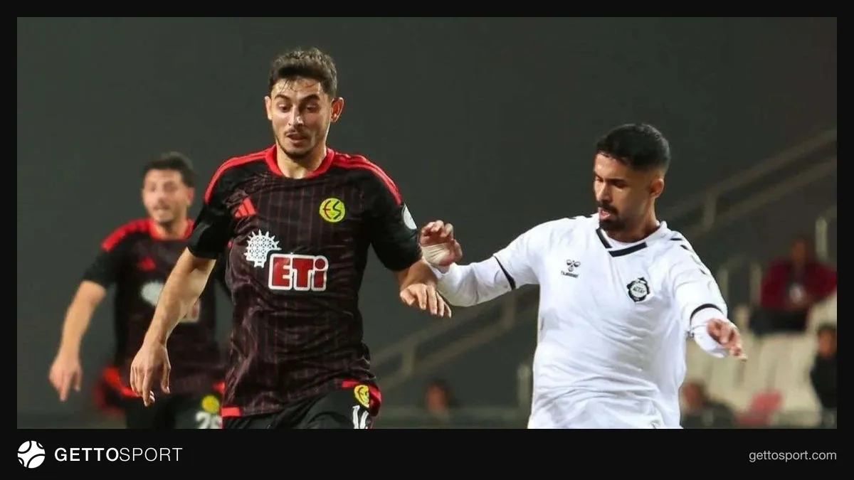 Altay oyuncuları maç sırasında sahada mücadele ederken