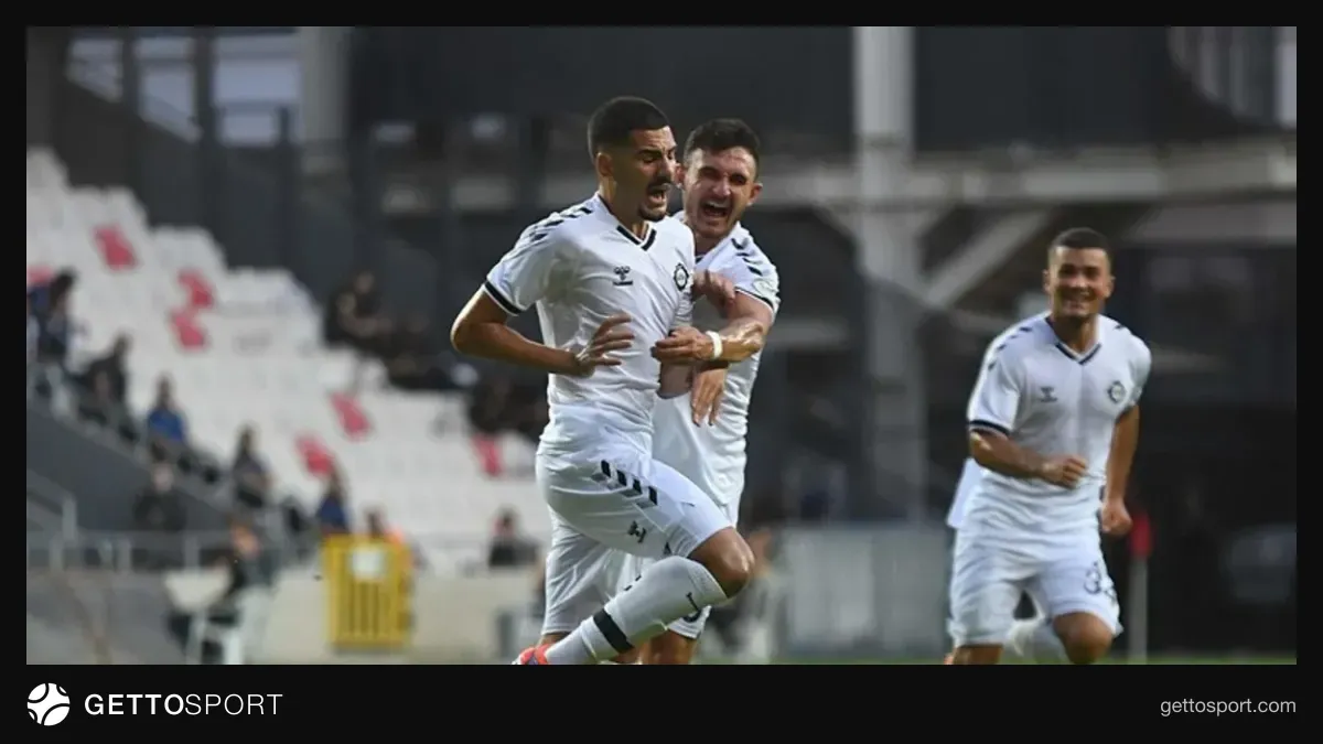 Altay ile Eskişehirspor takımları maç öncesi antrenmanda