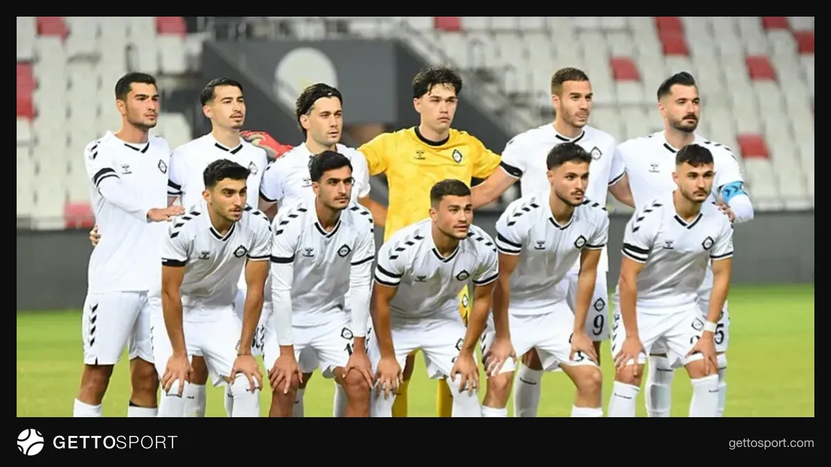 Altay futbolcuları siyah-beyaz formayla sahada hazırlık yaparken