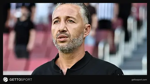 Altay futbolcuları beyaz-siyah formayla kutlama yaparken
