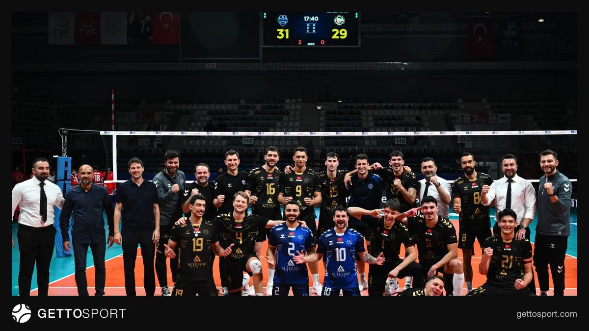 Altekma oyuncuları sevinç yaşarken, voleybol maçından saha görüntüsü