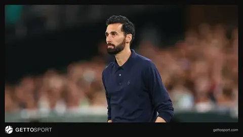 Alvaro Arbeloa Fulhem kostyumunda kənardan diqqətlə oyunu izləyir