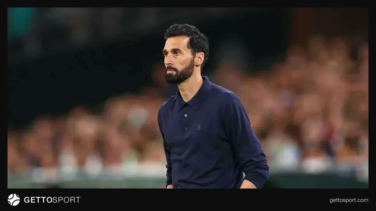 Alvaro Arbeloa Fulhem kostyumunda kənardan diqqətlə oyunu izləyir