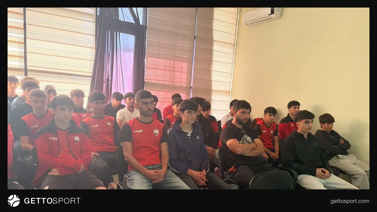 Qəbələ şəhər stadionunda AMADA seminarında çıxış edən Qüdrət Saxarov və gənc futbolçular