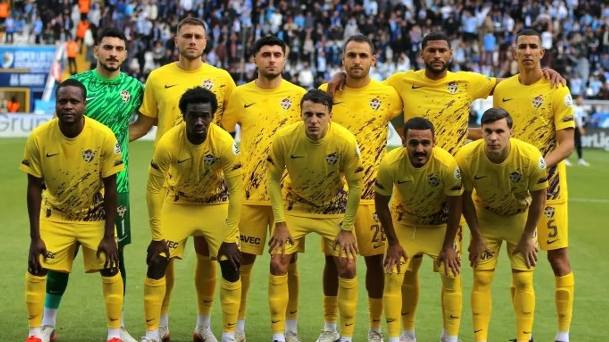 Amed Sportif Faaliyetler ve Eyüpspor futbolcuları maç öncesi Diyarbakır Stadı