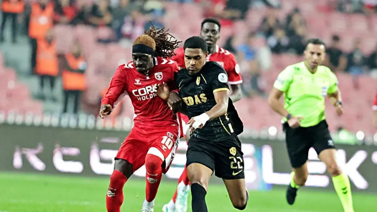 Samsunspor ile Amed futbol takımlarının saha içi mücadelesi