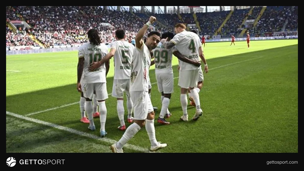 Amed Sportif Faaliyetler futbolcularının Diyarbakır'daki stadyumda taraftarı önünde yer aldığı an