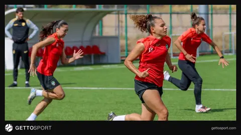 Amed Sportif Faaliyetler kadın futbol takımı antrenmanda teknik direktör Seyid Ahmet Hafız ile