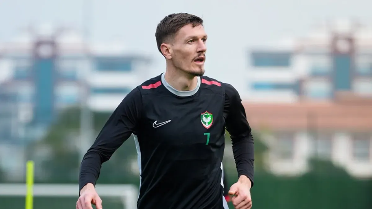 Amedspor futbolcuları antrenmanda ısınma yaparken