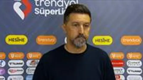 Amedspor oyuncuları ve teknik direktör Besnik Hasi saha kenarında