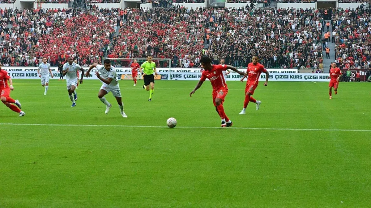 Amedspor taraftarlarının deplasman öncesi boş otobüs beklerken çekilmiş fotoğrafı