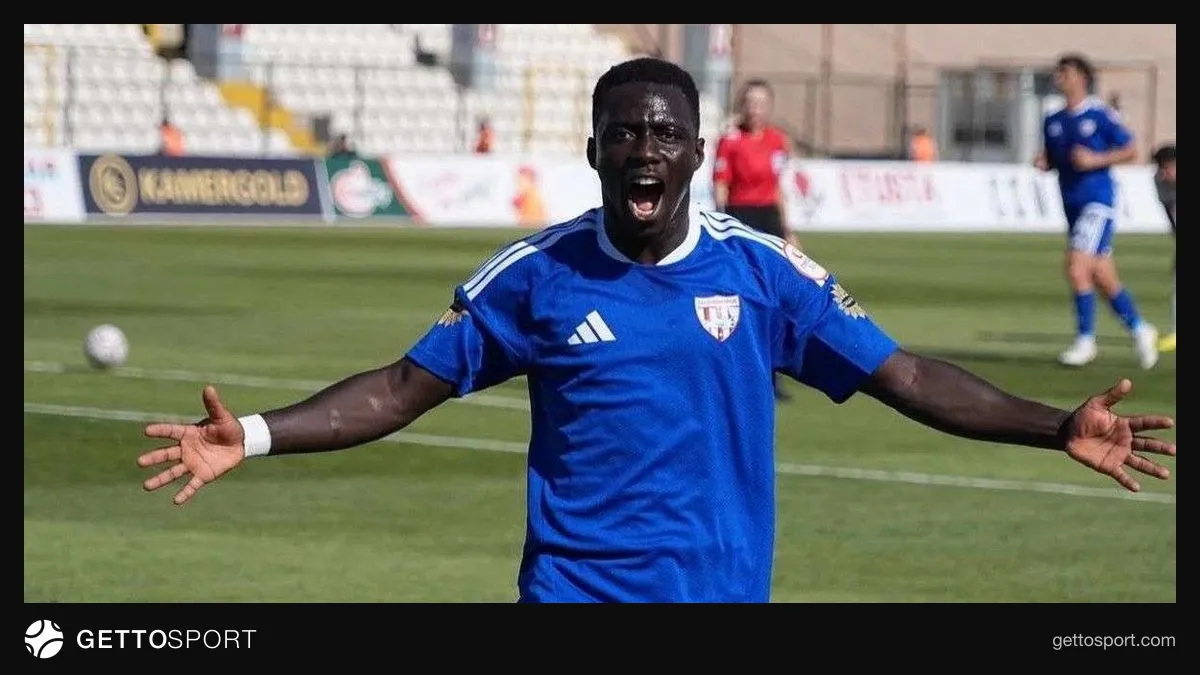 Bandırmaspor formasıyla Amidou Badji mücadele ederken