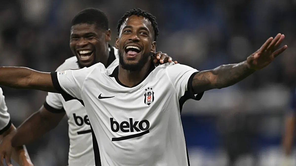 Amir Murillo ceza sahasında hava topu mücadelesi sırasında
