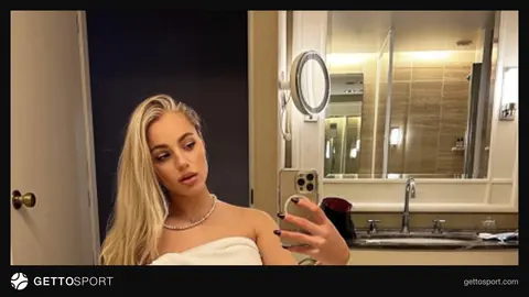 Ana Mariya Markoviç tünd qırmızı sviter və idman ayaqqabısında küçədə poza verir