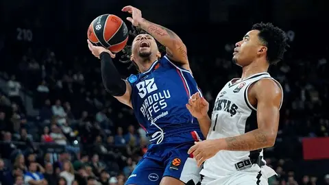 Anadolu Efes oyuncuları kutlama yaparken maçtan bir an